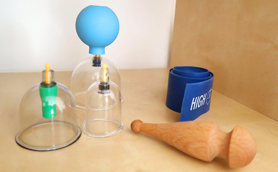 Foto von Utensilien wie Schröpfgläser, Gymnastikbänder, Massagehammer etc.